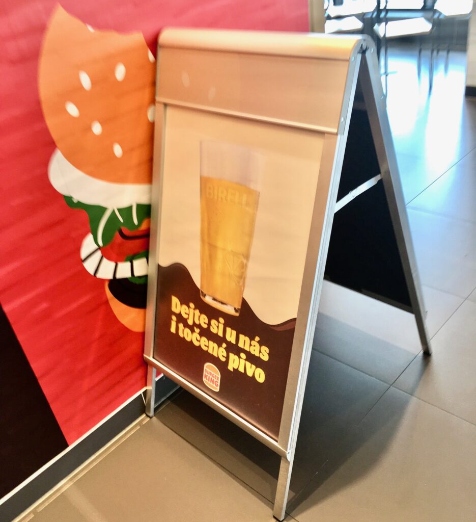 Česká pivní velmoc expanduje: Čepované pivo dorazilo do Burger King